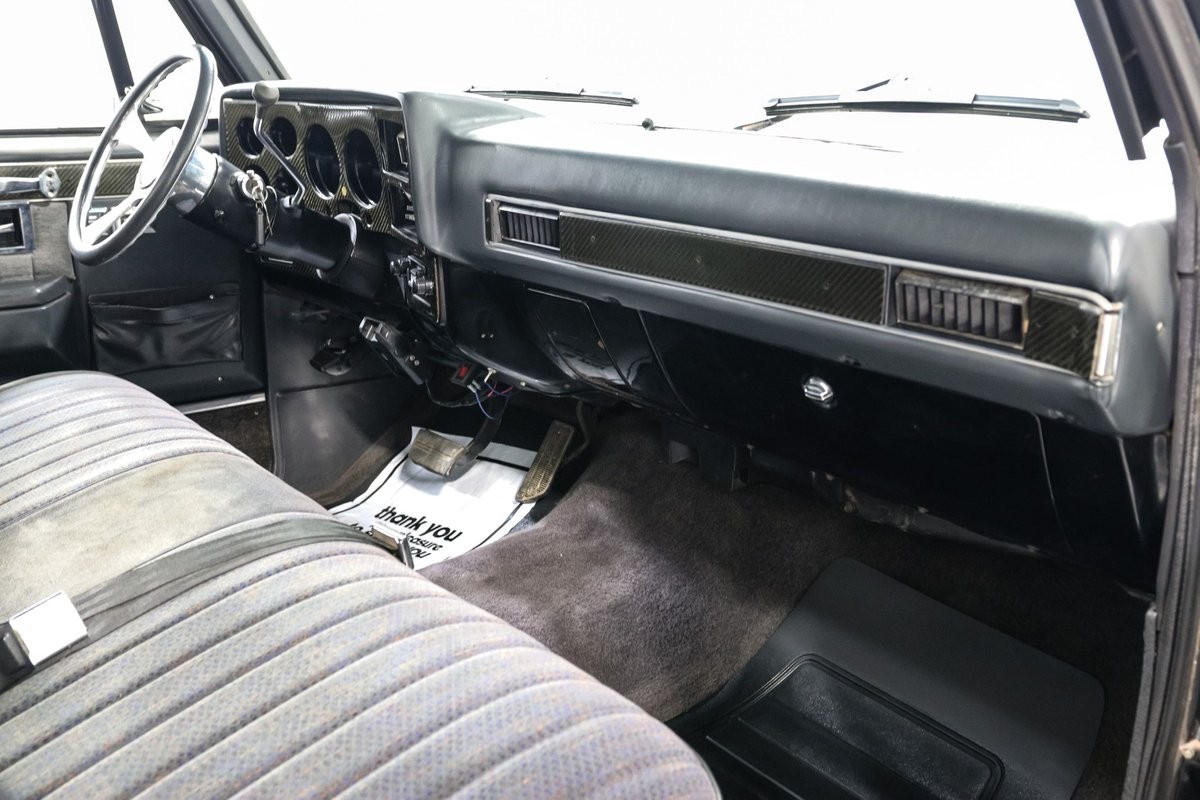 Chevrolet-Silverado-1500-1984-Pickup-Truck-15