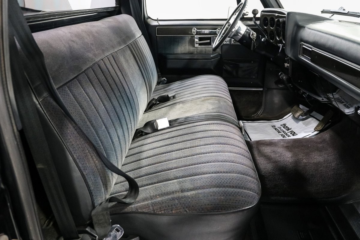 Chevrolet-Silverado-1500-1984-Pickup-Truck-16