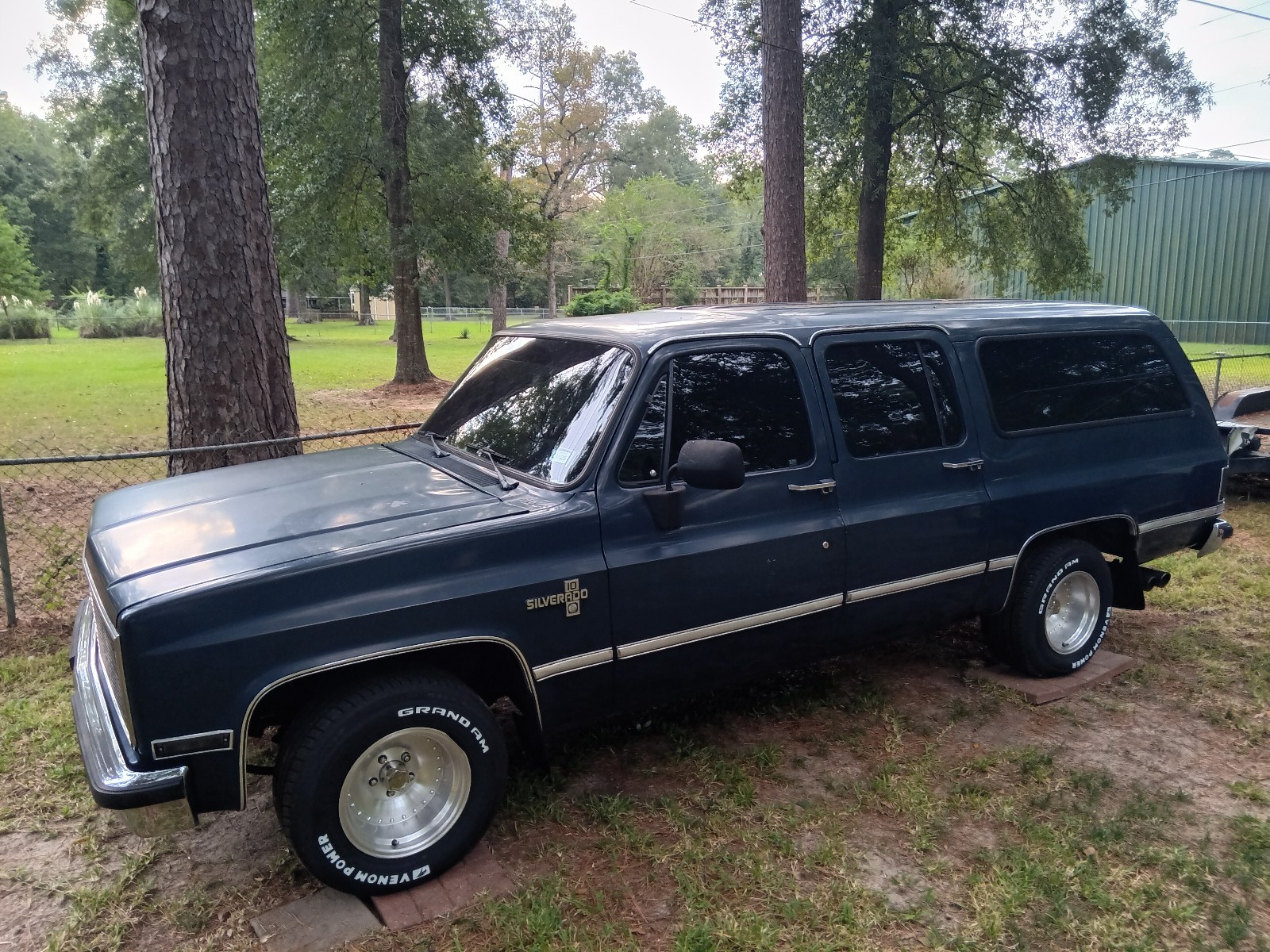Chevrolet-Suburban-1987-1