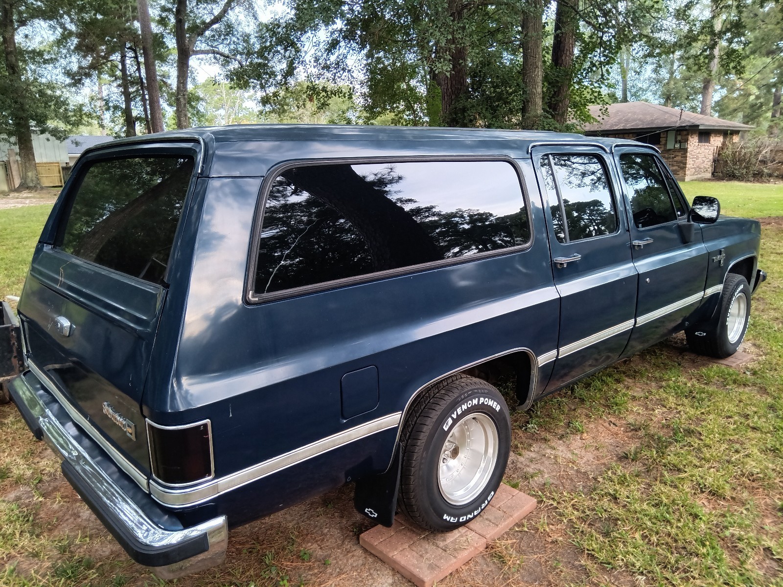 Chevrolet-Suburban-1987-3
