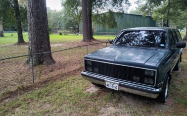 Chevrolet-Suburban-1987