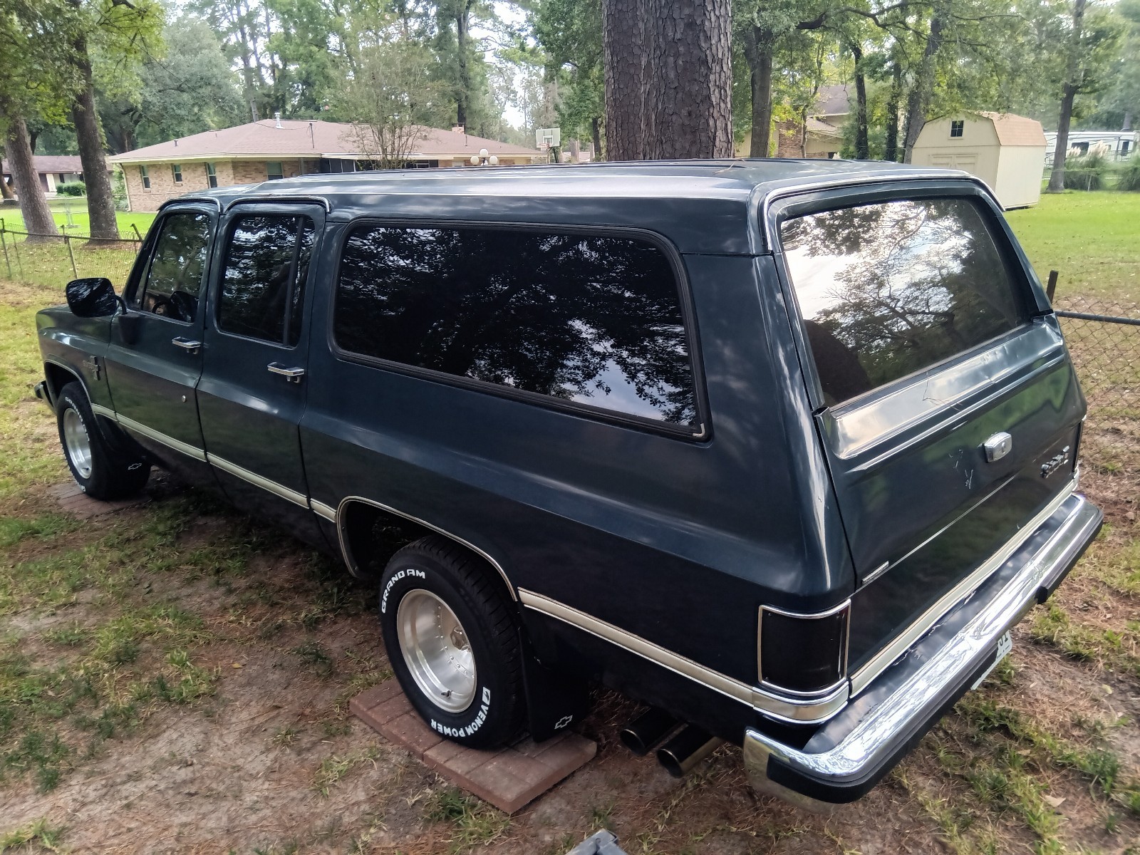 Chevrolet-Suburban-1987-5