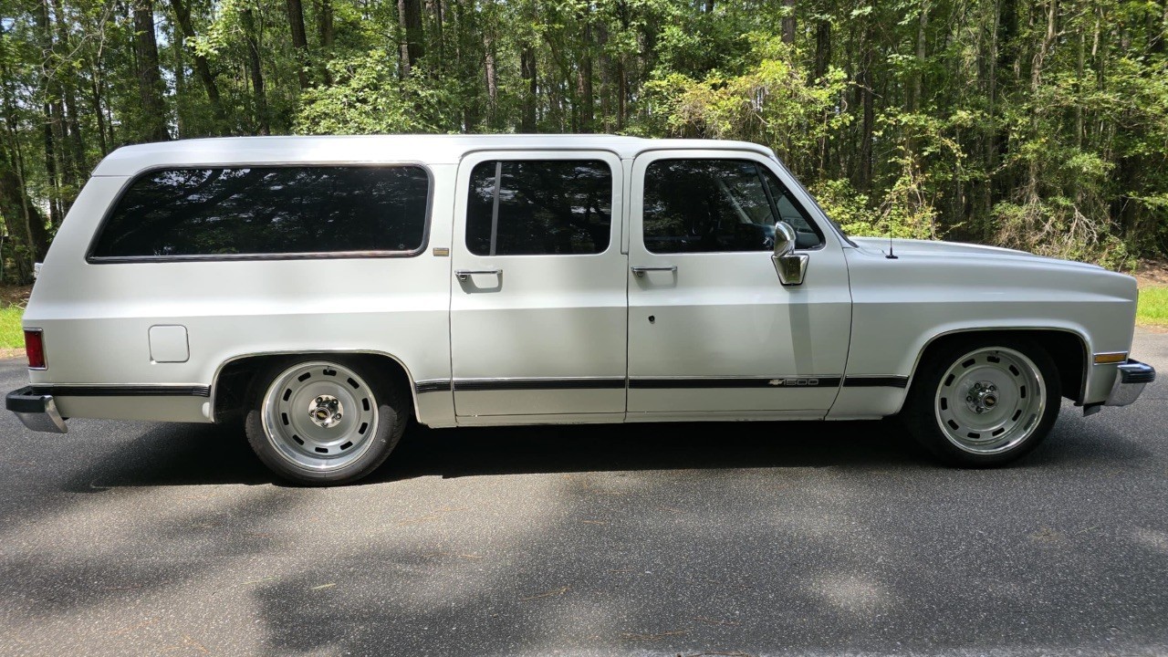 Chevrolet-Suburban-1991-SUV-1