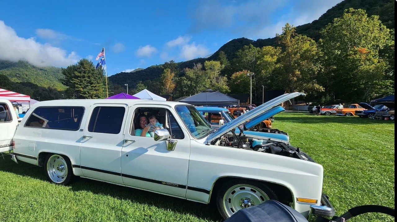 Chevrolet-Suburban-1991-SUV-11