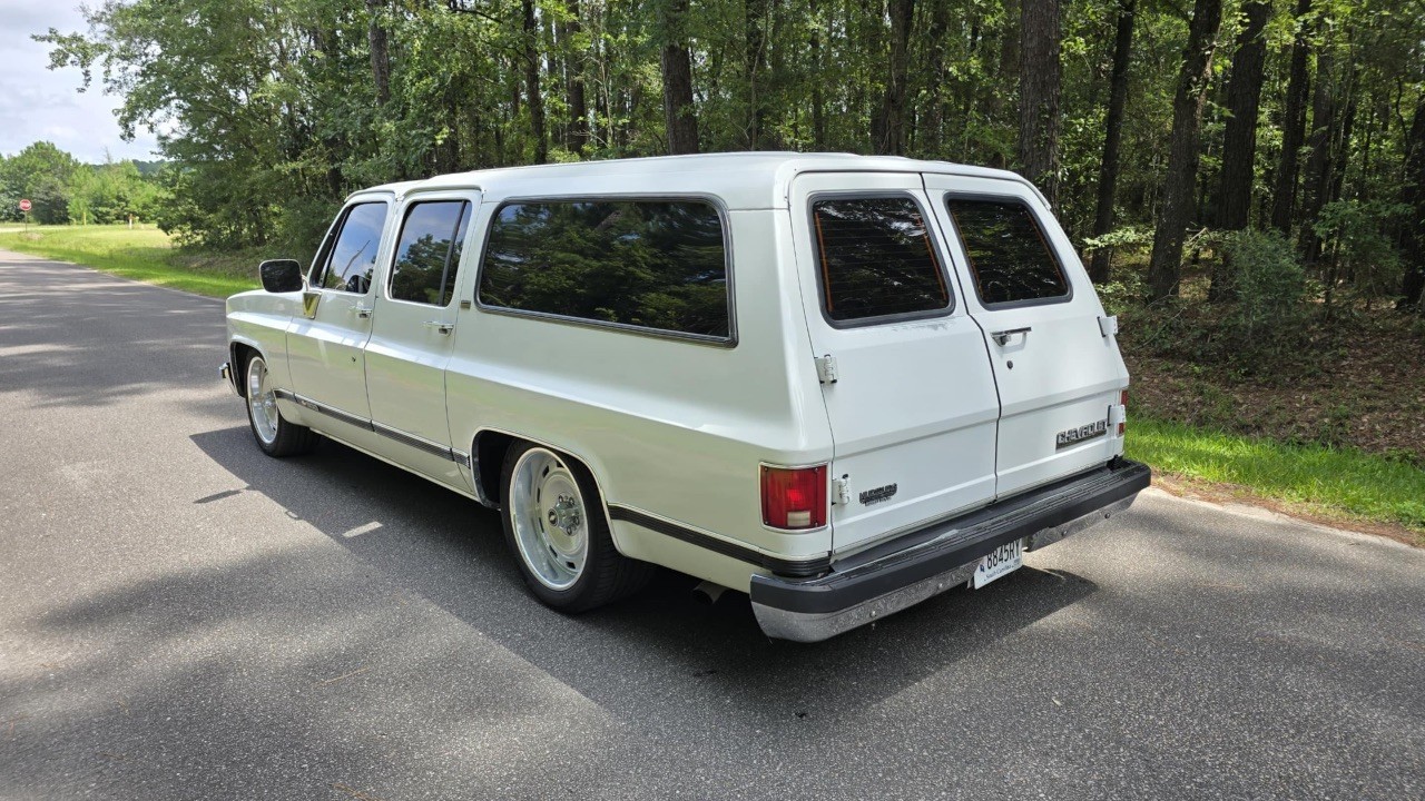 Chevrolet-Suburban-1991-SUV-2