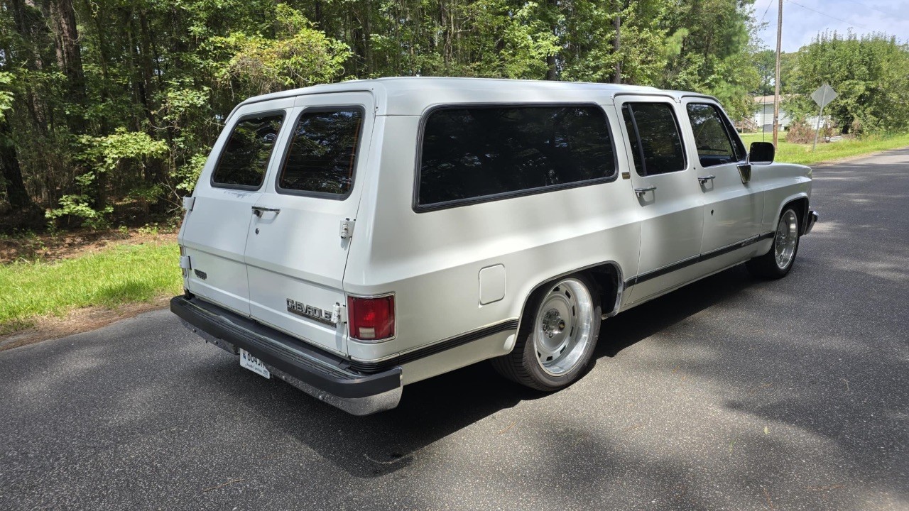 Chevrolet-Suburban-1991-SUV-3