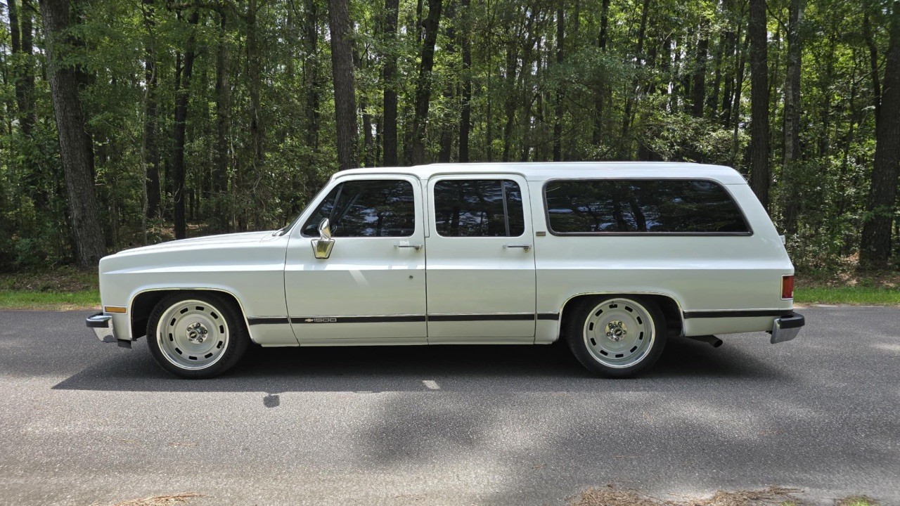 Chevrolet-Suburban-1991-SUV-4