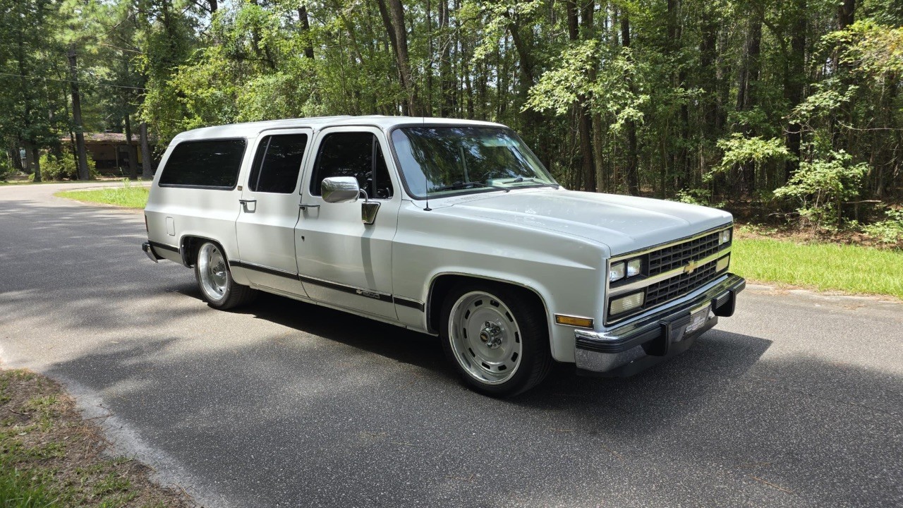 Chevrolet-Suburban-1991-SUV-5