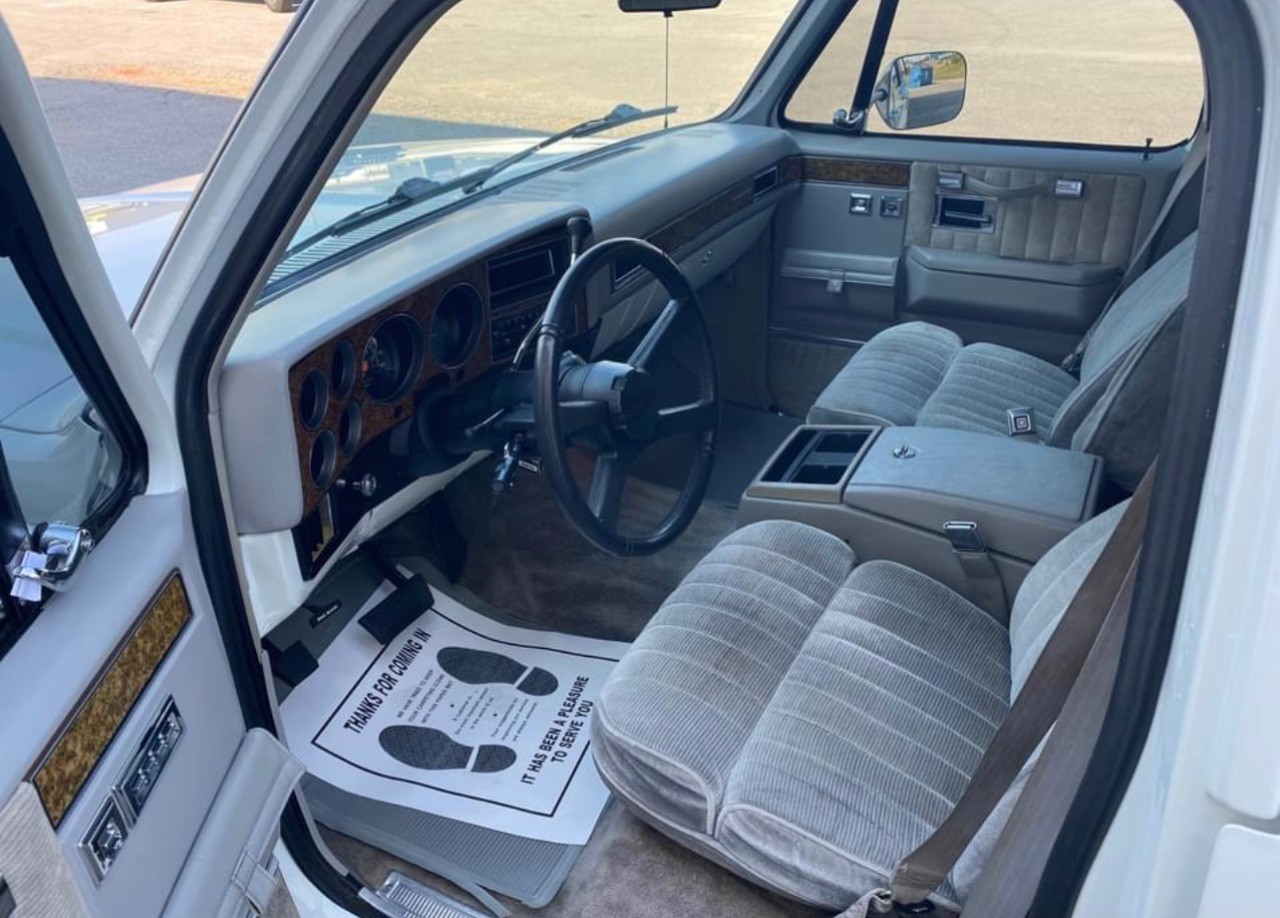 Chevrolet-Suburban-1991-SUV-7