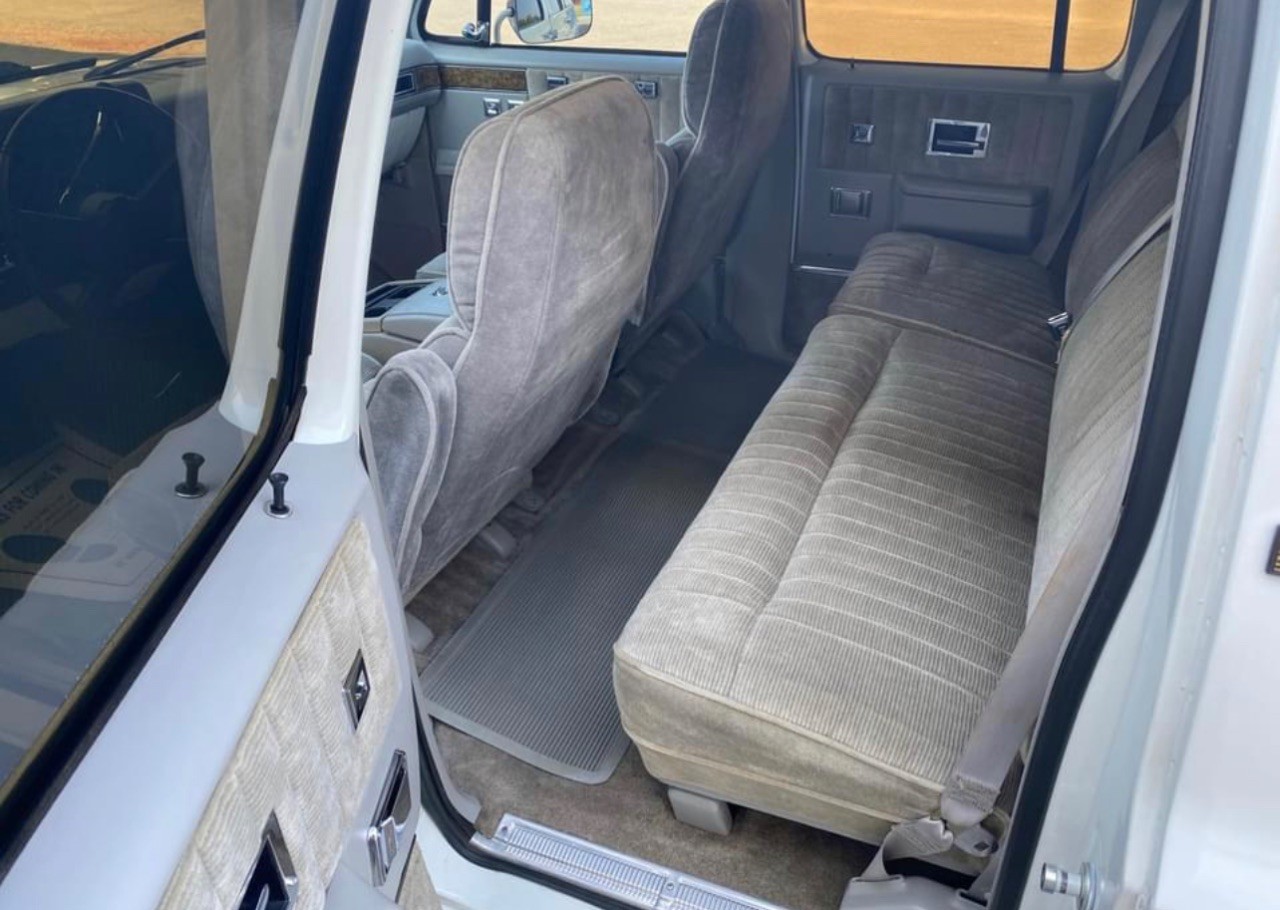 Chevrolet-Suburban-1991-SUV-8