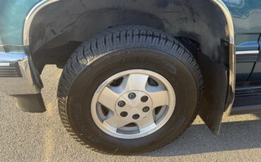 Chevrolet-Suburban-1993-SUV-15
