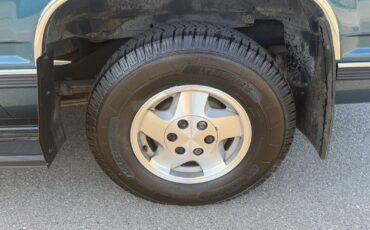 Chevrolet-Suburban-1993-SUV-16
