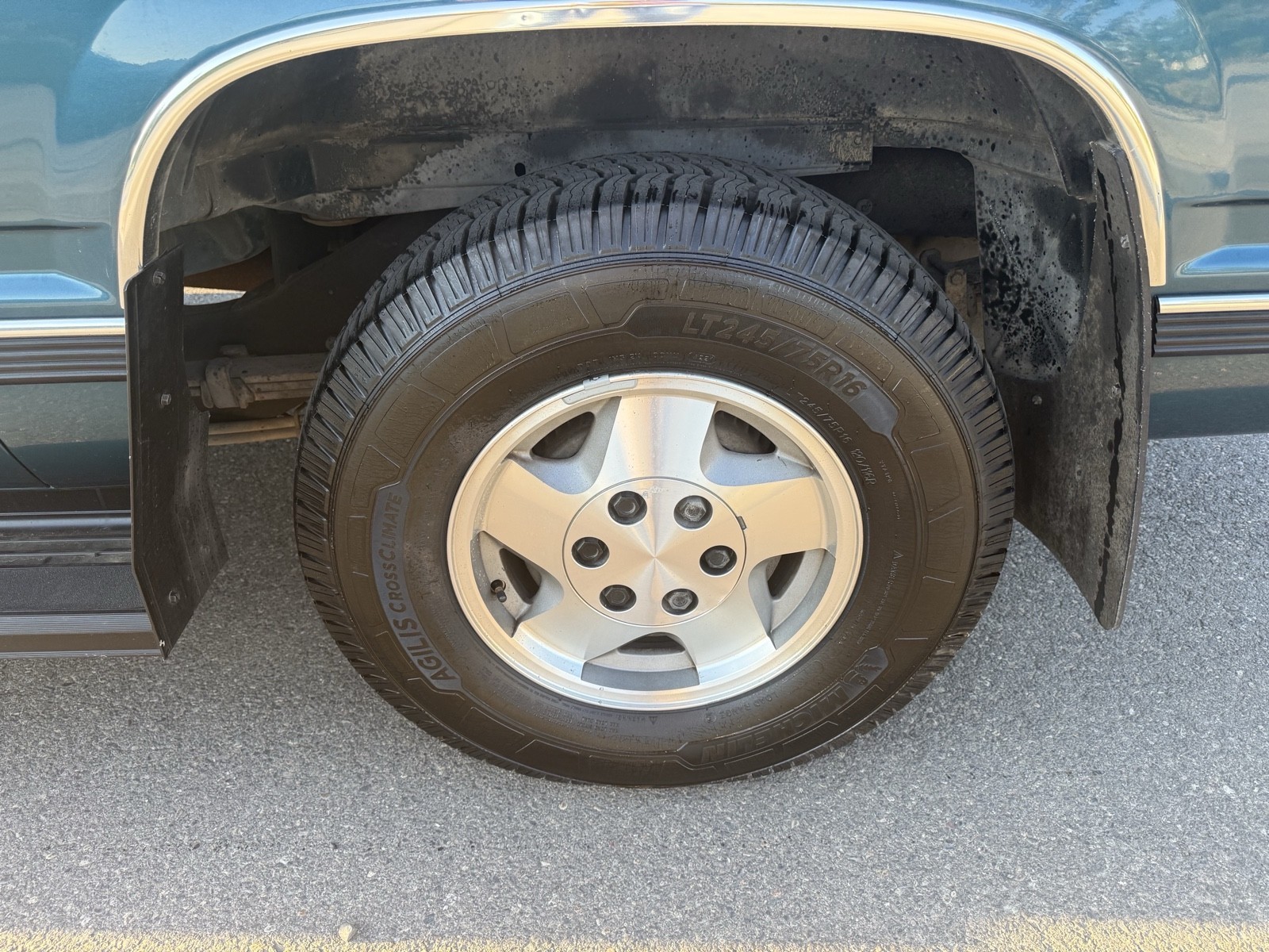 Chevrolet-Suburban-1993-SUV-16