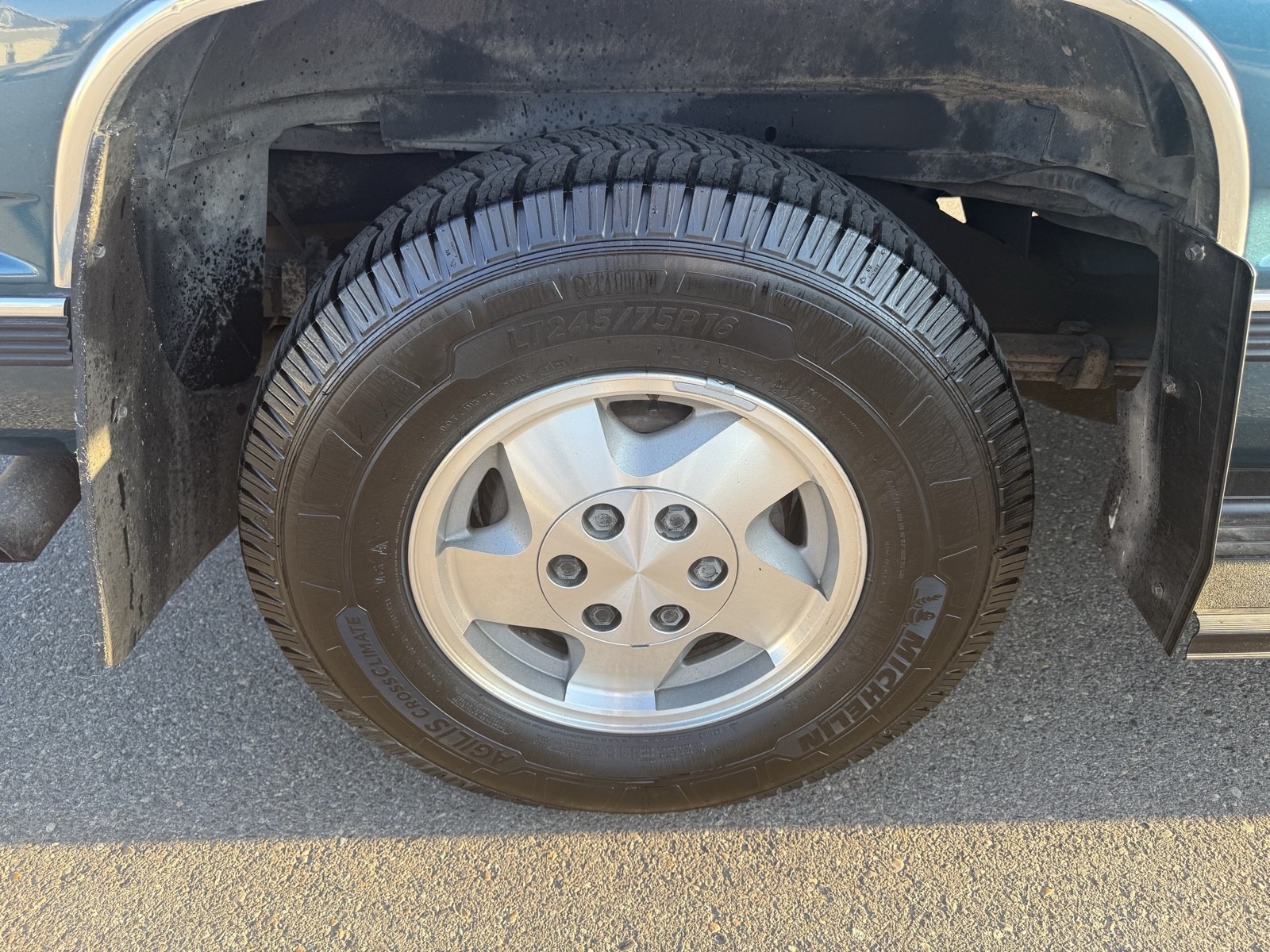 Chevrolet-Suburban-1993-SUV-18