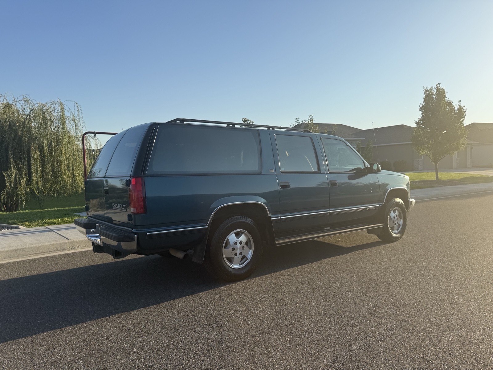 Chevrolet-Suburban-1993-SUV-2