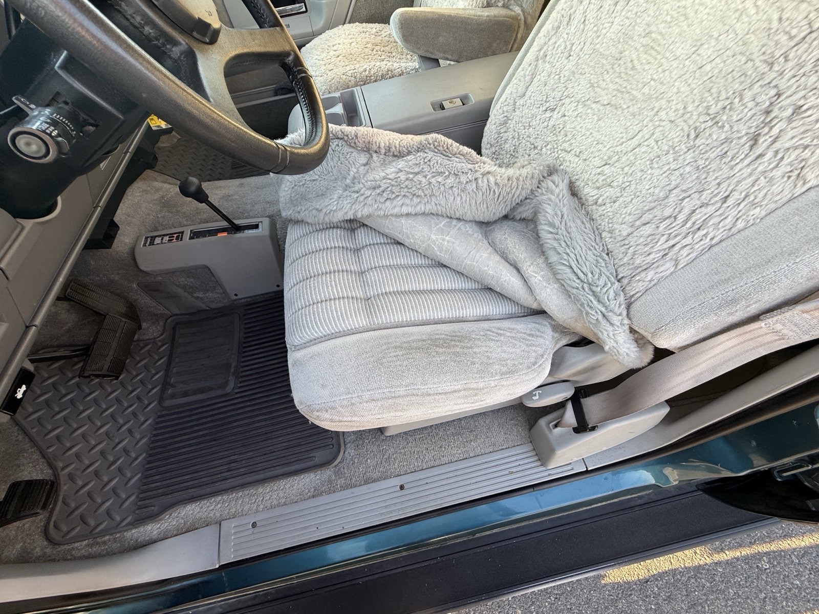 Chevrolet-Suburban-1993-SUV-24