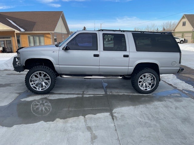 Chevrolet-Suburban-1996-SUV-2