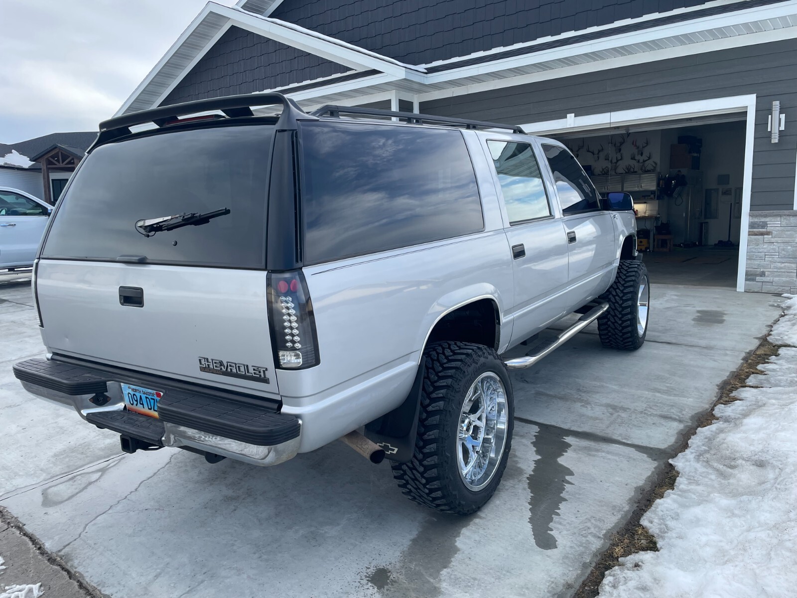 Chevrolet-Suburban-1996-SUV-9