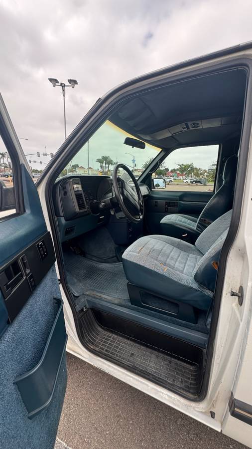 Chevrolet-astro-van-1994-white-1