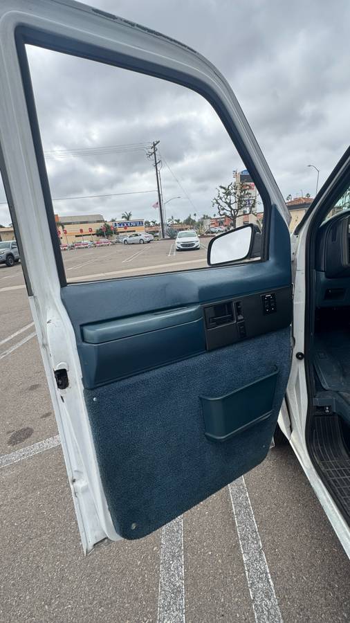 Chevrolet-astro-van-1994-white-2