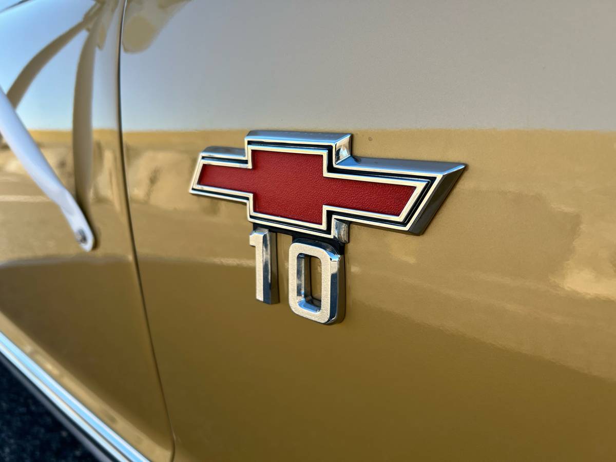 Chevrolet-c10-1968-custom-15