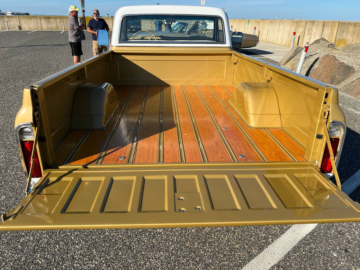Chevrolet-c10-1968-custom-19