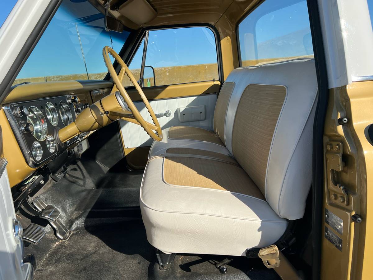Chevrolet-c10-1968-custom-24