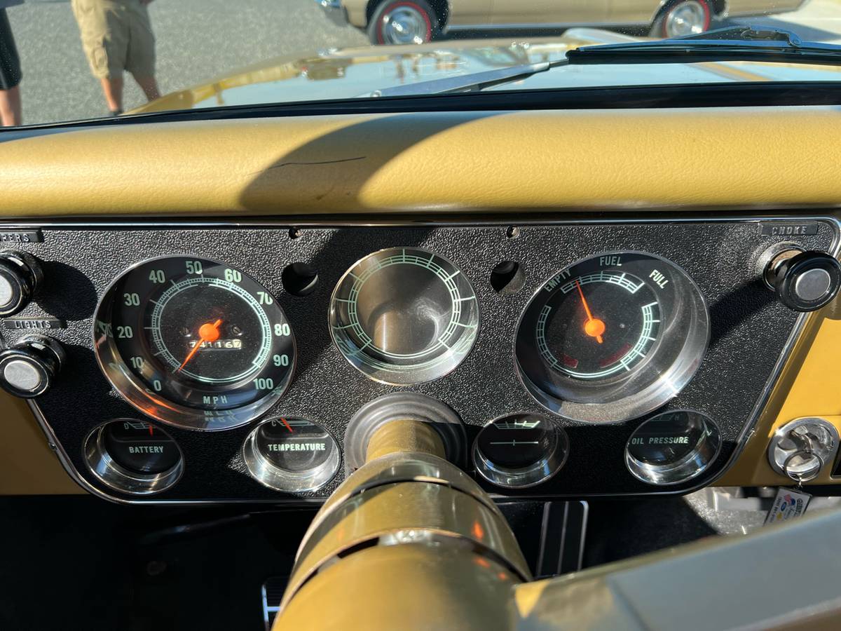 Chevrolet-c10-1968-custom-4