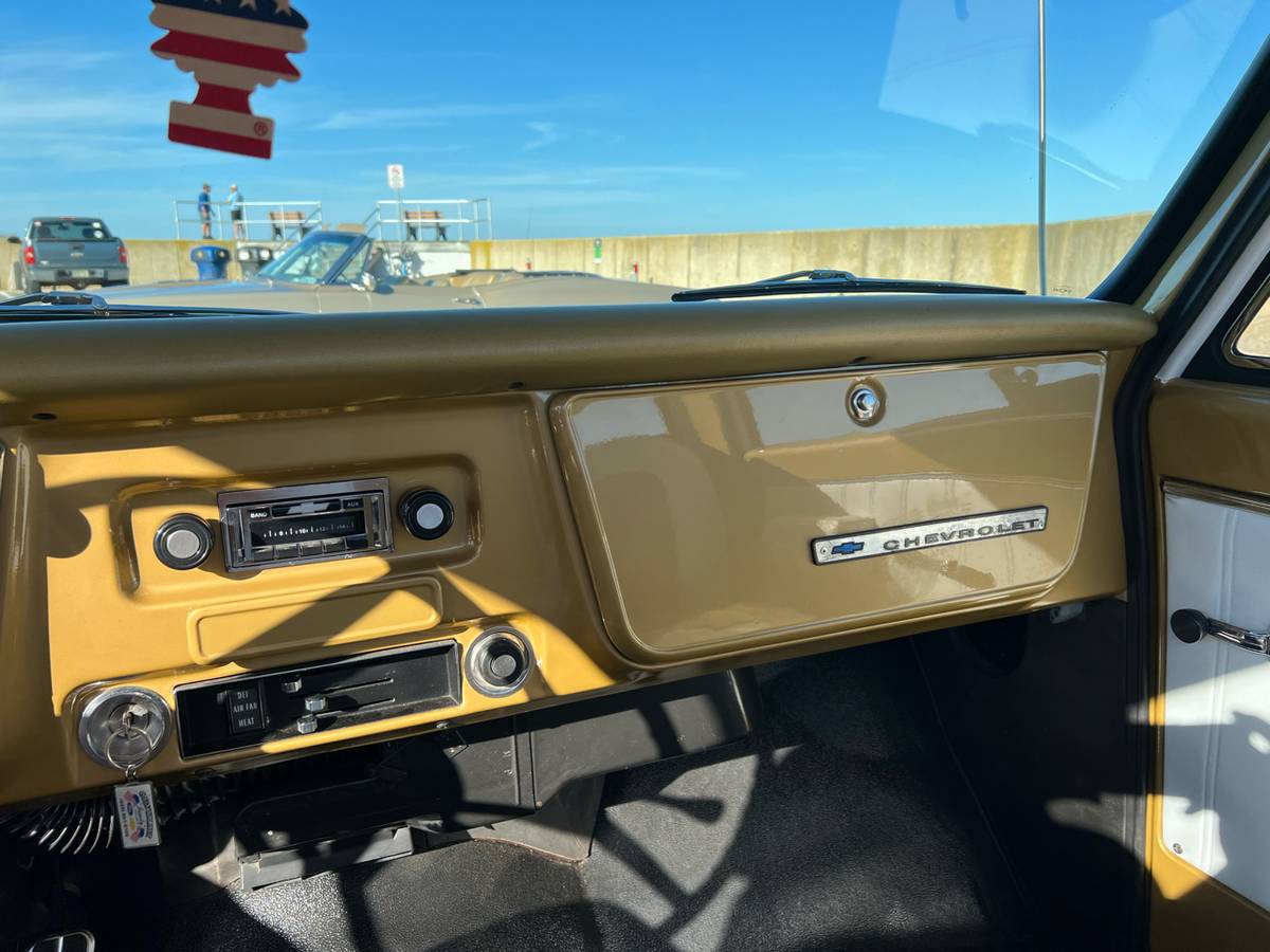 Chevrolet-c10-1968-custom-5