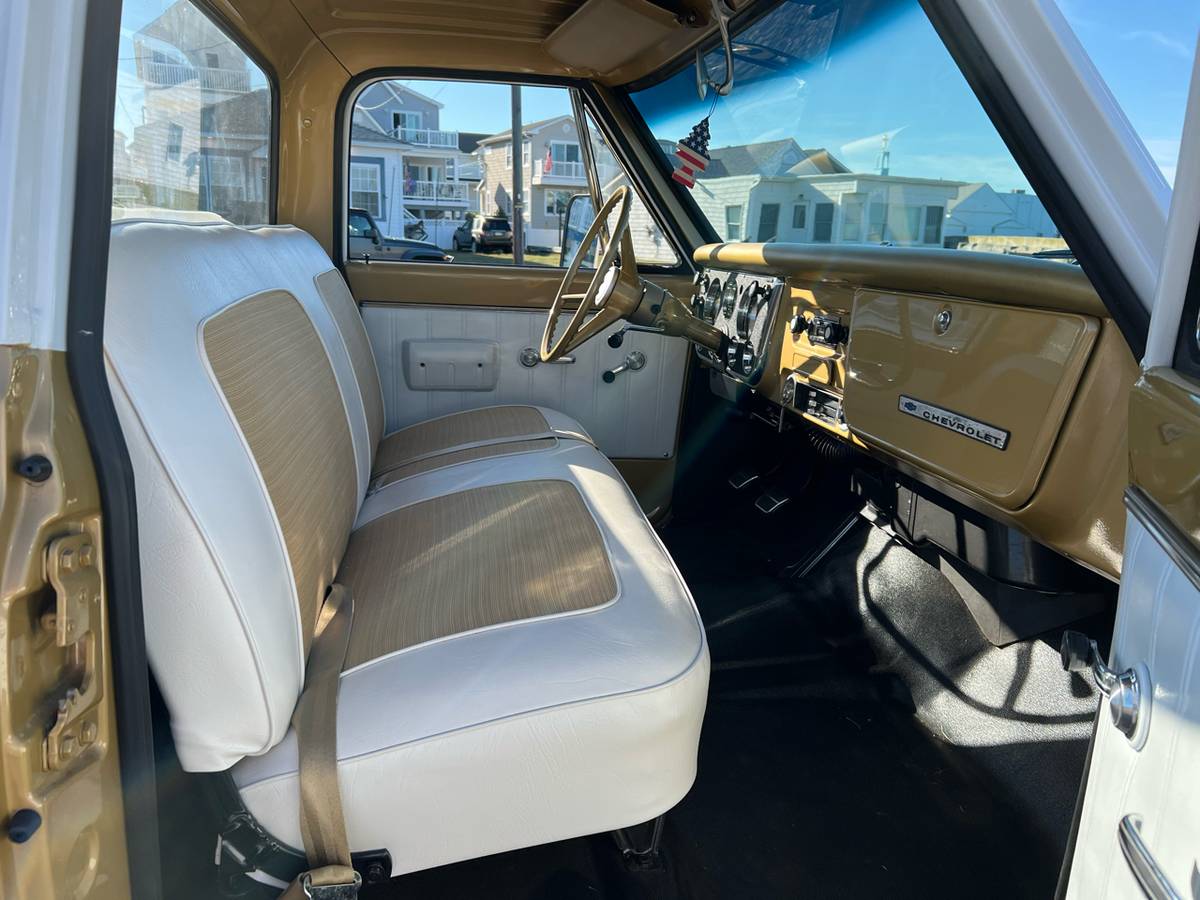 Chevrolet-c10-1968-custom-9