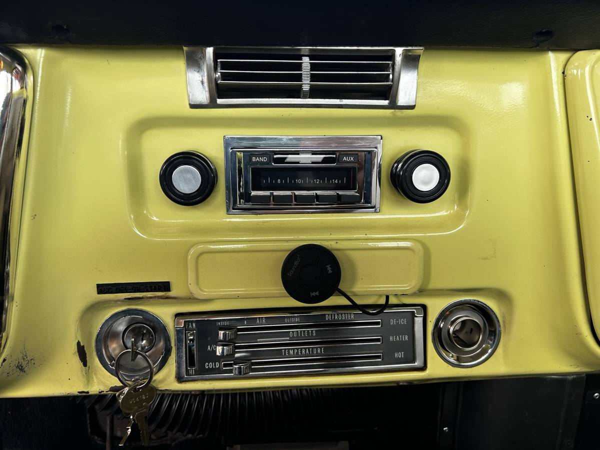 Chevrolet-c10-1972-yellow-11
