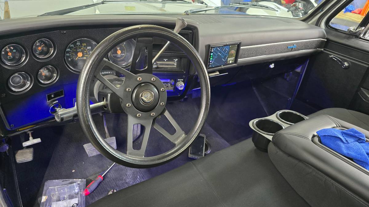 Chevrolet-c10-1985-grey-11