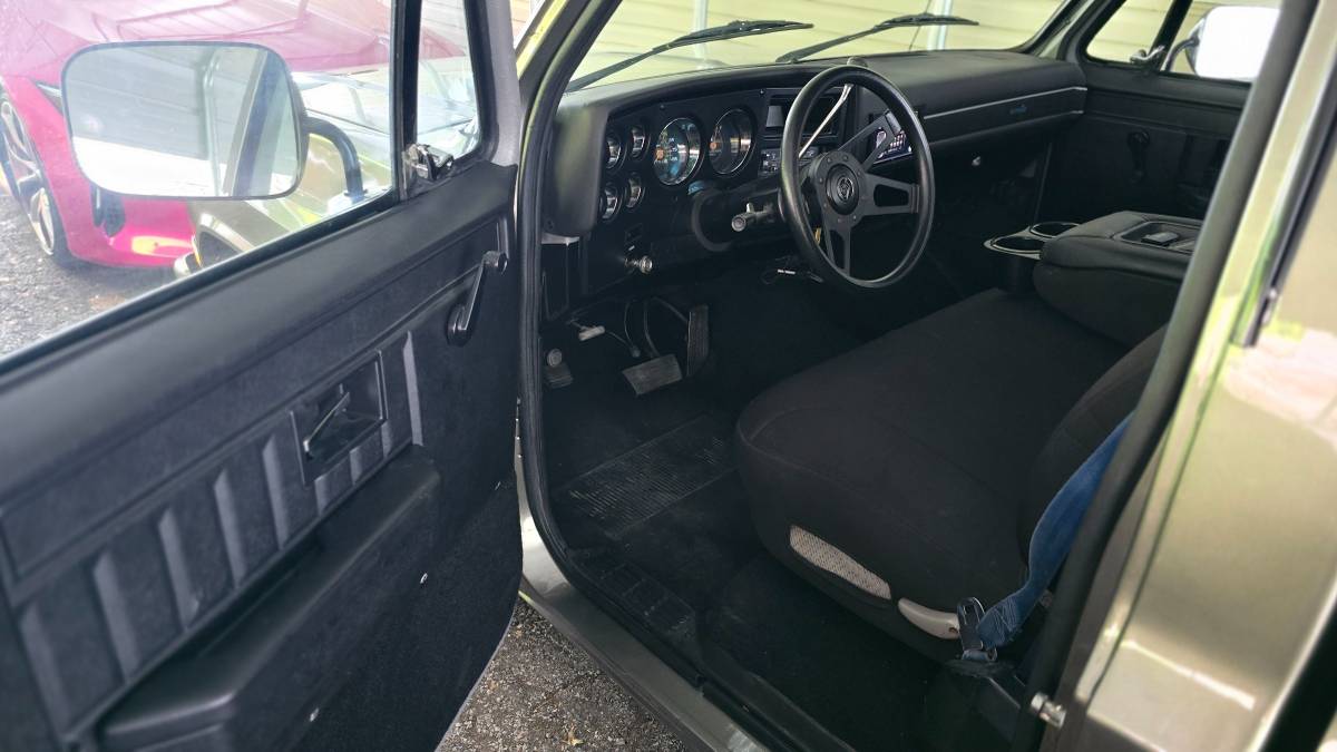 Chevrolet-c10-1985-grey-2