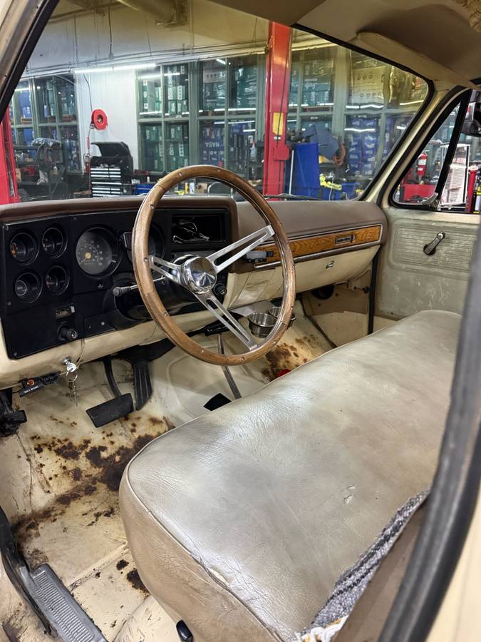 Chevrolet-c20-1977-white-11