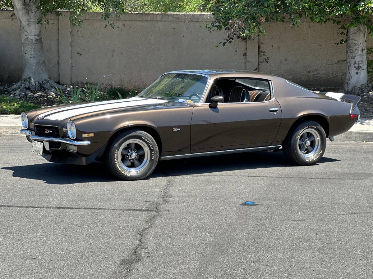 Chevrolet-camaro-1972-brown-1