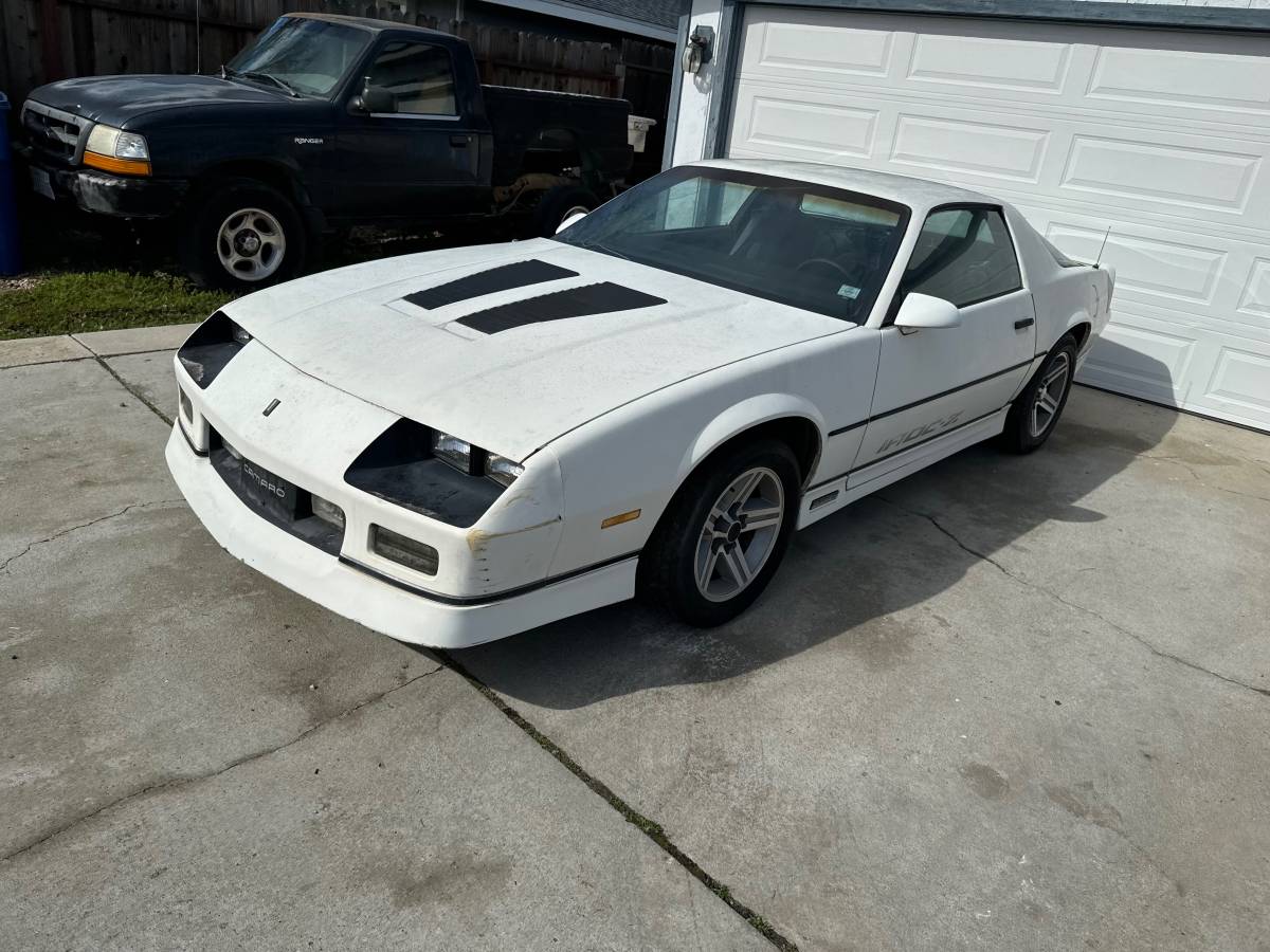 Chevrolet-camaro-1985-white-2