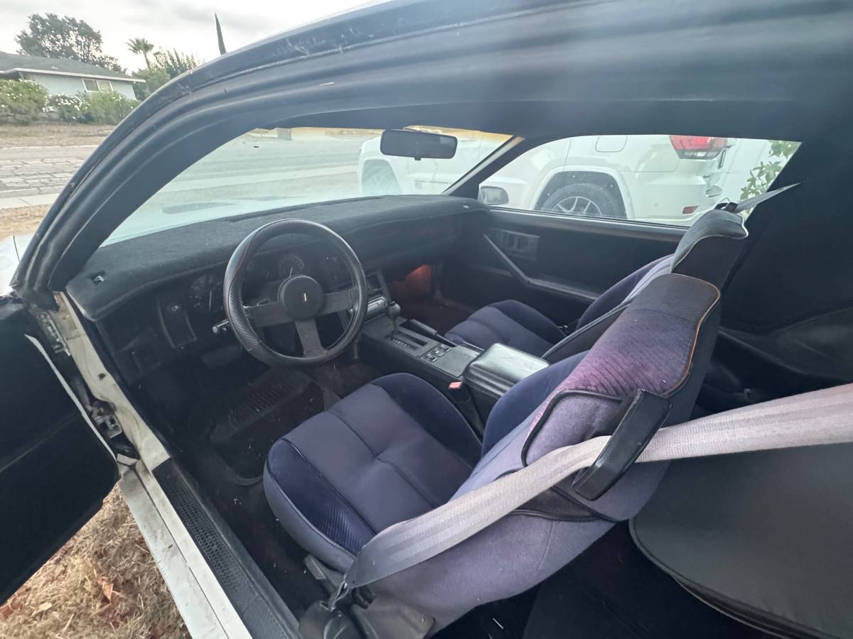 Chevrolet-camaro-1985-white