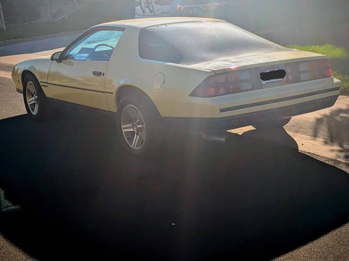Chevrolet-camaro-1986-yellow-13