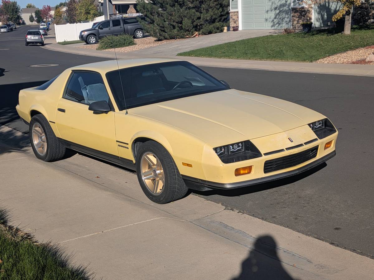 Chevrolet-camaro-1986-yellow-2