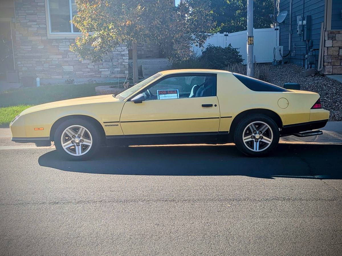 Chevrolet-camaro-1986-yellow-3