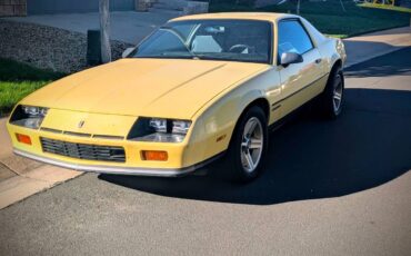Chevrolet-camaro-1986-yellow