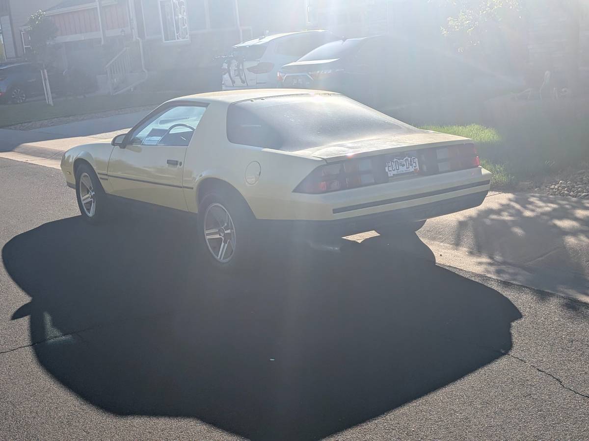 Chevrolet-camaro-1986-yellow-4