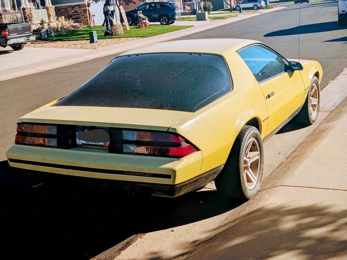 Chevrolet-camaro-1986-yellow-5