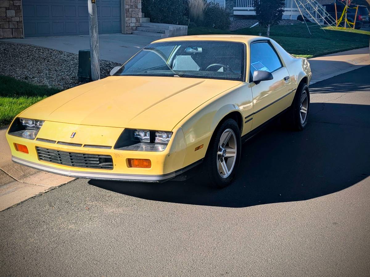 Chevrolet-camaro-1986-yellow