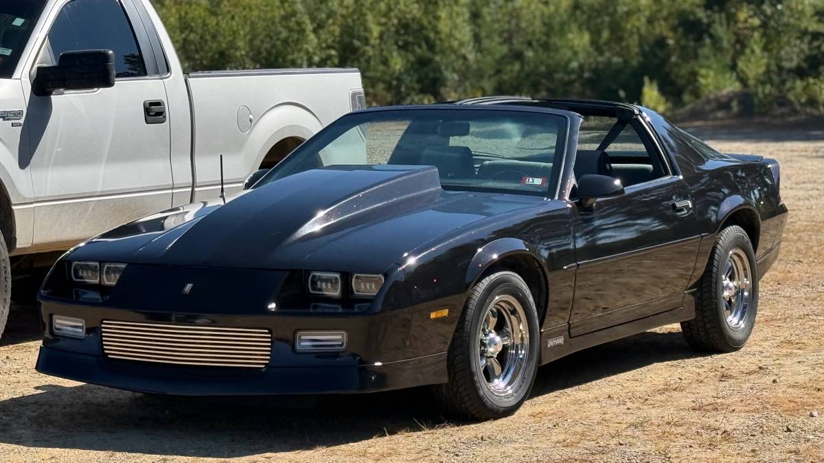 Chevrolet-camaro-1988-black-10