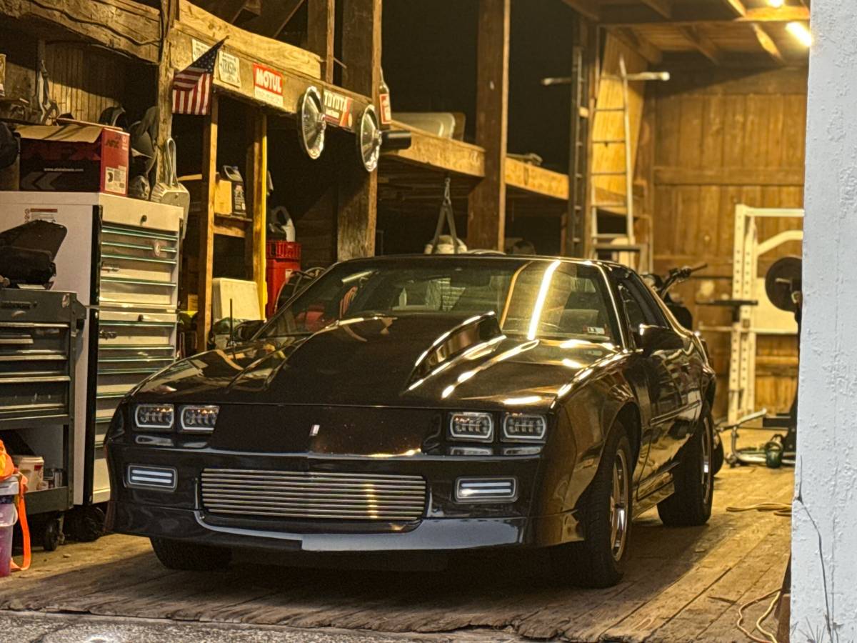 Chevrolet-camaro-1988-black-9