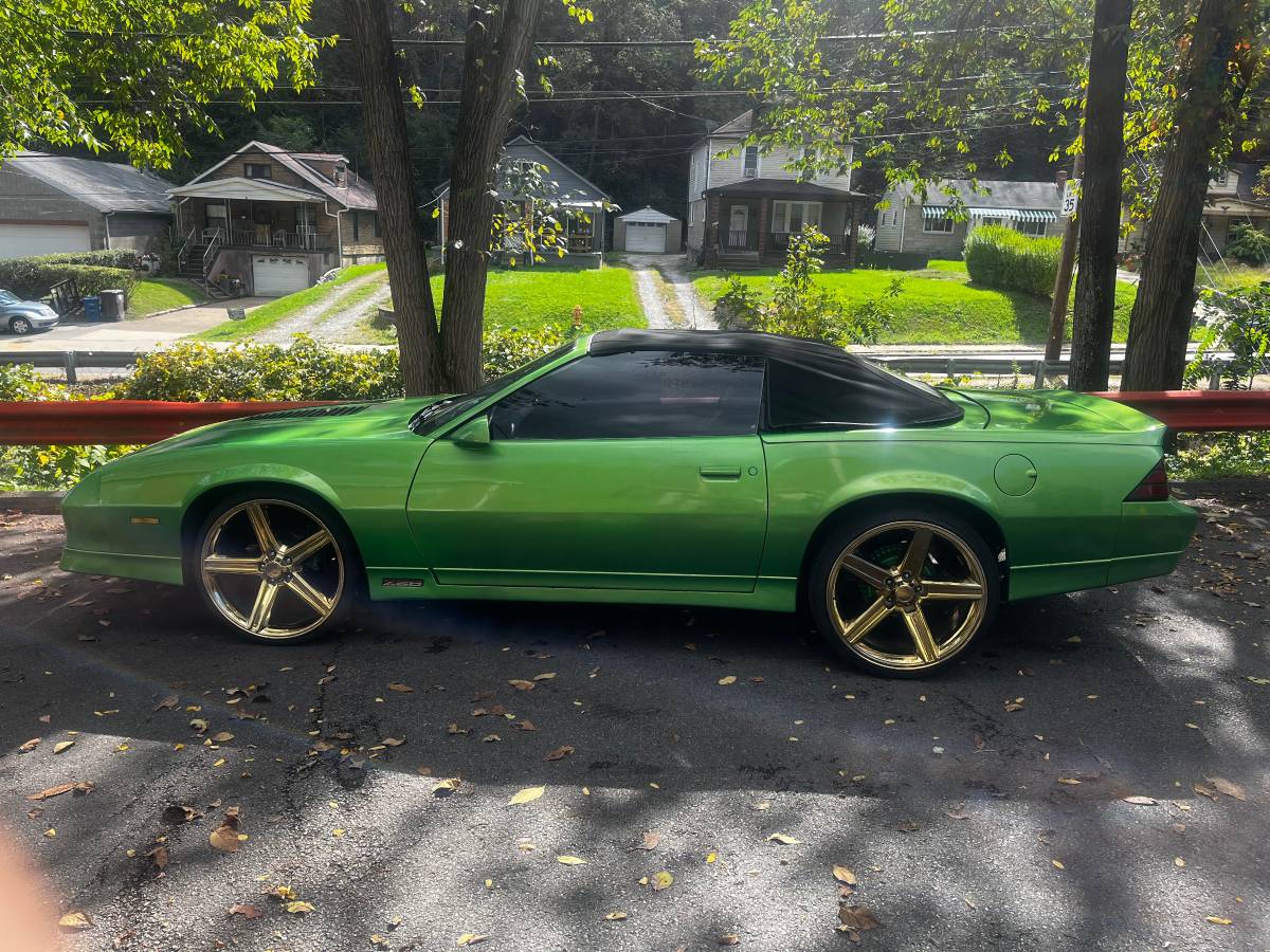 Chevrolet-camaro-iroc-convertible-z28-1988-green-5