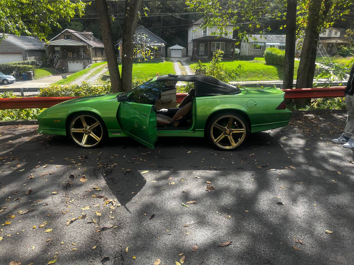 Chevrolet-camaro-iroc-convertible-z28-1988-green