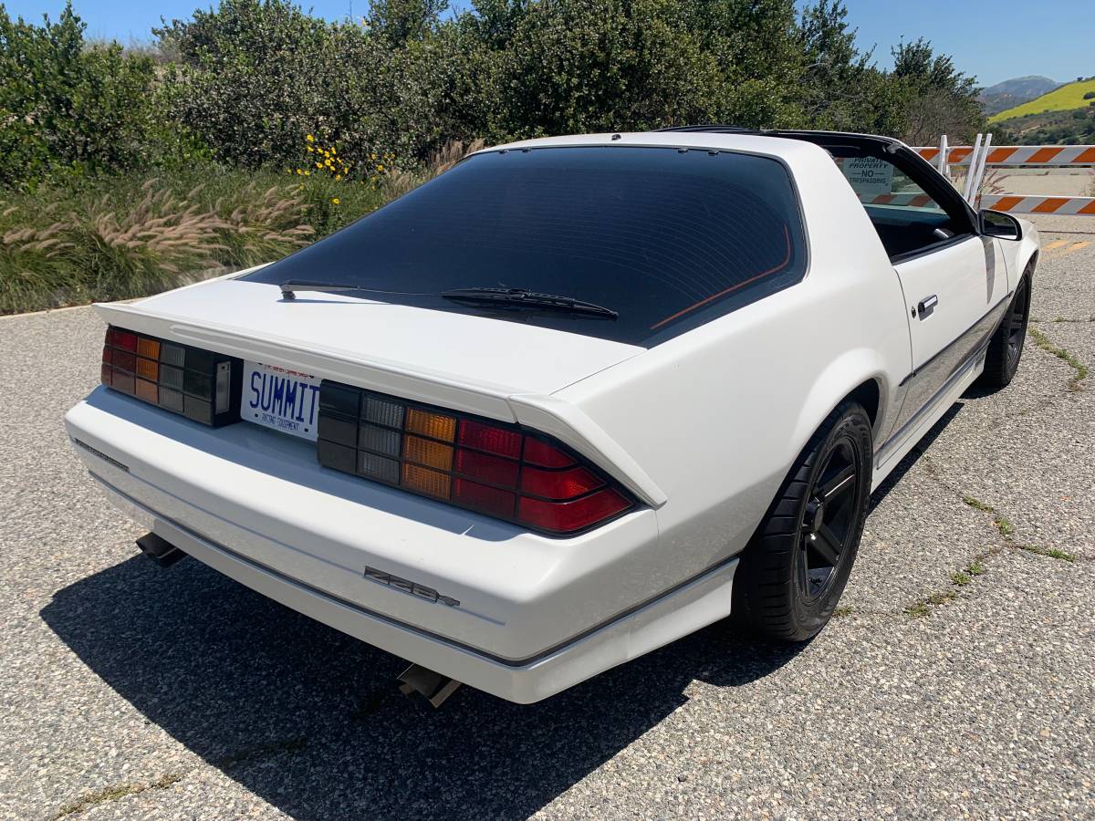 Chevrolet-camaro-iroc-z28-1985-8