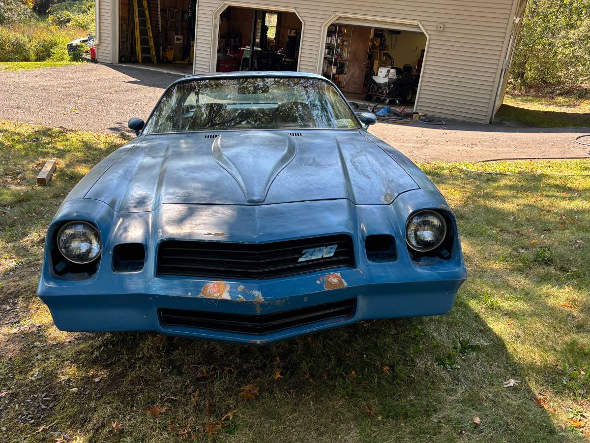 Chevrolet-camaro-z28-1981-blue-1